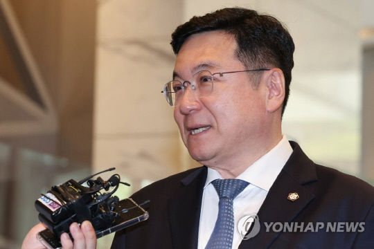 이찬희 삼성 준법감시위원회 위원장이 16일 전국경제인연합회 재가입 논의를 위한 임시회의 참석을 위해 서울 서초구 삼성생명 본사로 들어서며 취재진 질문에 답하고 있다. 연합뉴스